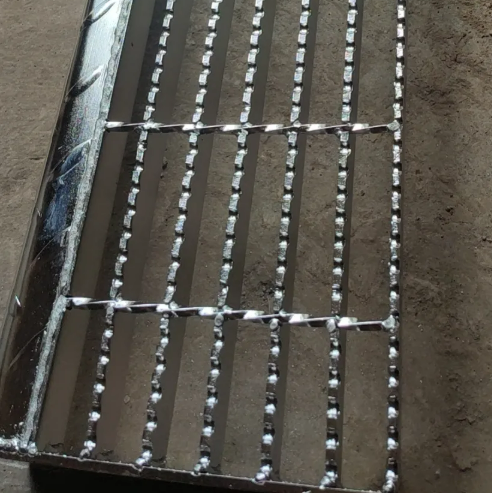 Heavy-Duty Galvanized Steel Driveway Grating Carbon Steel Bearing Bar Serrated Steel Grid Outdoor Building Metal Materials