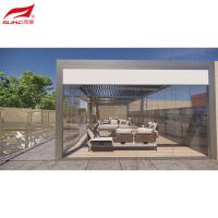 Solution d'ombrage extérieur intégrée de pergola en aluminium motorisé montée sur le mur de la maison intelligente