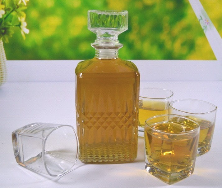GLASS WINE DECANTER WITH 4 CUPS