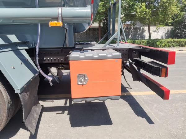 Transportation Cargo Truck 4x2 Dongfeng Tianjin Corrosive Tank Truck Manual Transmission
