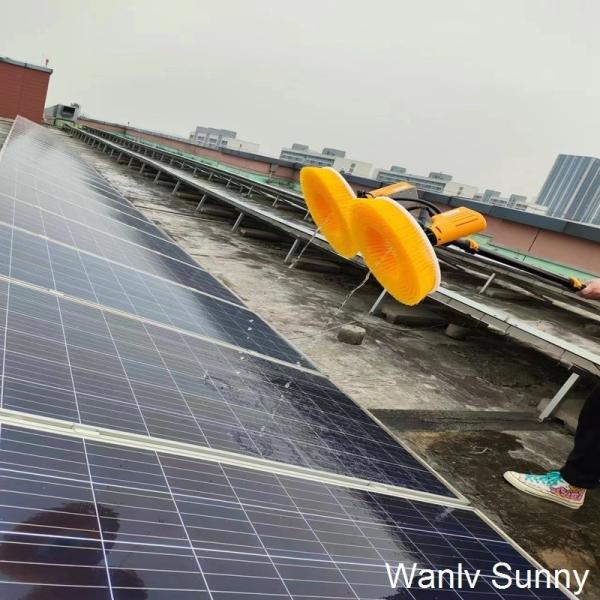 Sistema elétrico de limpeza de painéis solares com escova giratória de cabeças duplas para limpeza a alta pressão