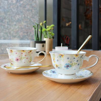 Servez vos invités avec style avec cet ensemble de thé turc comprend des tasses en céramique et une soucoupe