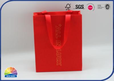 Saco de papel luxuoso Matte Lamination Gold Hot Stamping do presente da cor vermelha com punho