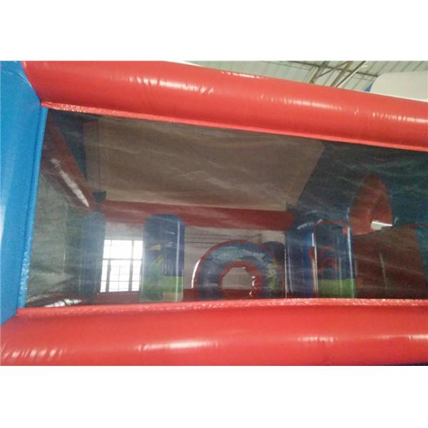 Дом прыжка крупного плана акулы, на открытом воздухе спортивная площадка приключения надувного замка с скольжением выскальзывания