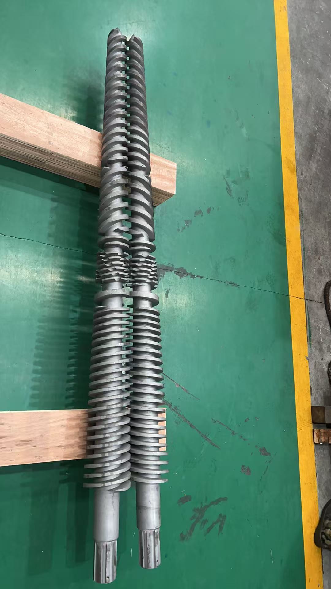 HV900-1000 Surface Hardness Conical Twin Screw and Barrel with Nitride or Chrome Plating and 20kW Heating Power for Conical Tandem Screw System