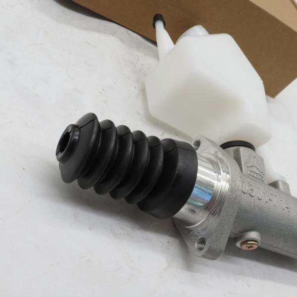 A7 T7H clutch master cylinder WG9925230520/1 with oil canA7 T7H Clutch Master Cylinder WG9925230520/1 With Oil Can