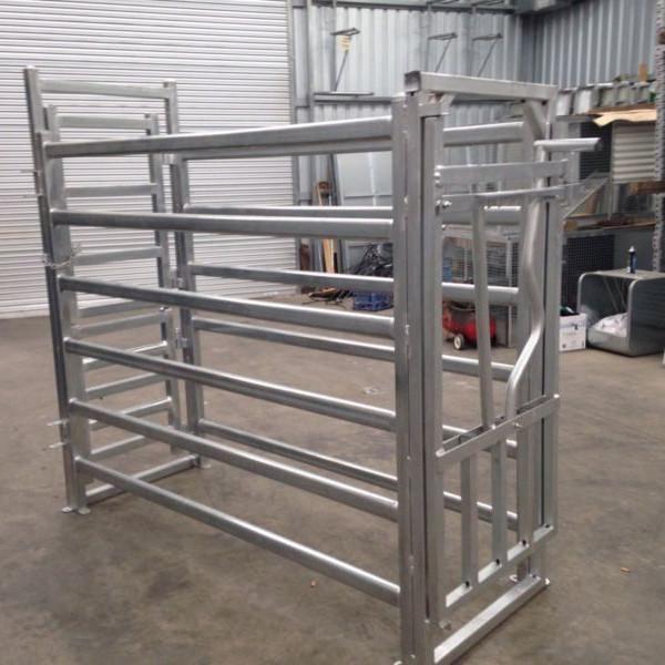 42*115mm*1.6mm Cattle Cow Crush Fence Fully Welded Post Brackets