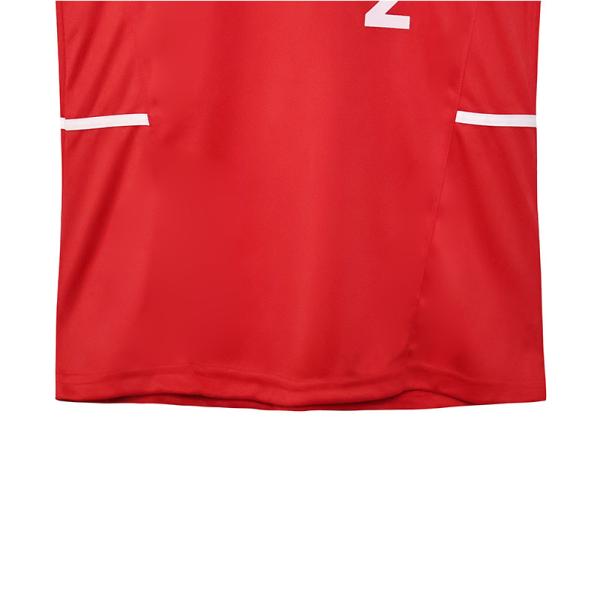 Le maillot d'Arsenal de la saison 02-04 est entièrement restauré et permet de personnaliser l'équipe.
