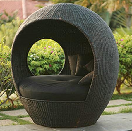 Round Outdoor Rattan Daybed Furniture , Roofed Wicker Lounge Bed