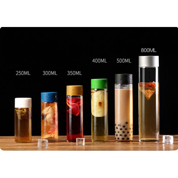 Холодный - отжатая стеклянная бутылка напитка с ПП покрывает классическую сделанную машину стиля