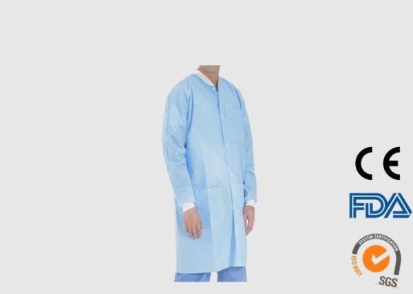 O visitante descartável confortável reveste o impermeabilizante para o hospital/clínica