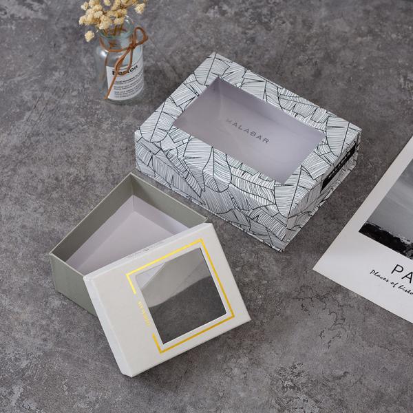Caja de regalo blanca cuadrada con tapa abatible magnética y ventana transparente