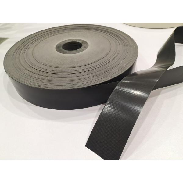 Tela em relevo PPD de cor preta para envolvimento e isolamento de cabos