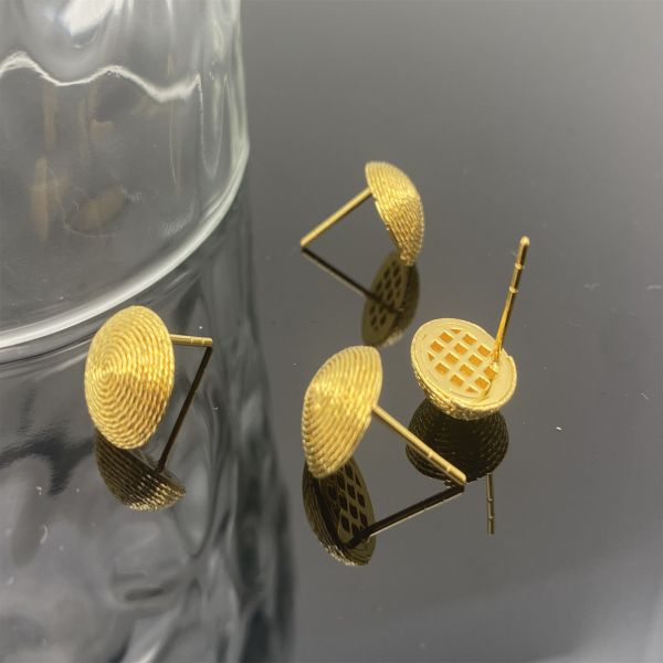 Pequeños aretes de oro de 18 caratos