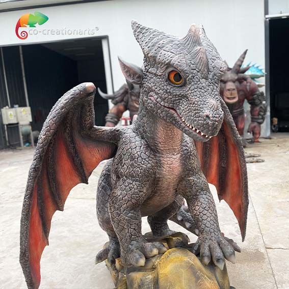 Dragon animatronique réaliste avec des ailes articulées et des détails lumineux à l'échelle pour des expositions immersives