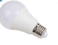 E27 E14 B22 dentro do material conduzido de Chips Aluminum Alloy Lamp Body do bulbo 2835 para o escritório