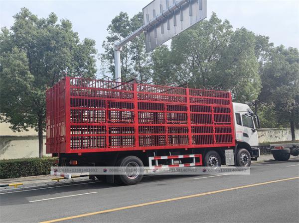 Dongfeng Good Quality Fence Type Cargo Truck Pigs Transport Vehicle for All Farm Livestock and Poultry Delivery