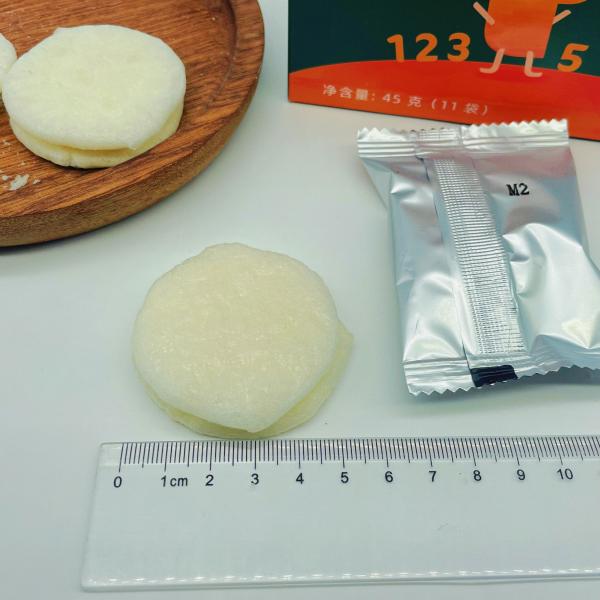 Ningunos bocados sanos añadidos de los preservativos alrededor de las galletas del arroz de los niños del bocadillo