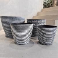 Des pots de fleurs en plastique en bois extérieur avec des trous de drainage