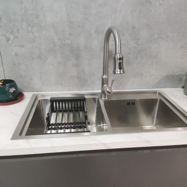 Adjustable Speed Stainless Steel Kitchen Sink with Rack