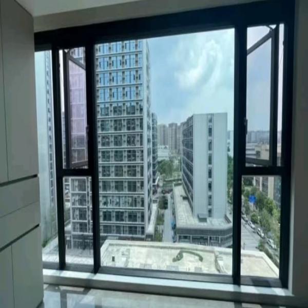 Ventana abatible de aluminio de primera calidad y alto rendimiento con vidrio templado para máxima resistencia