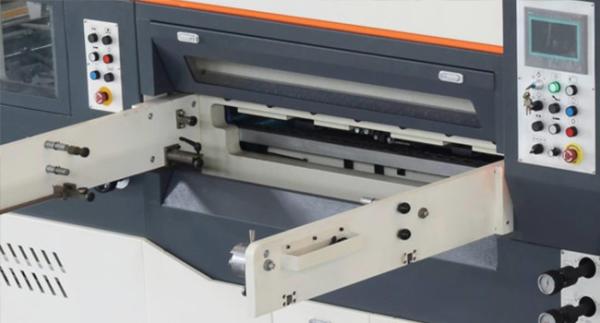Máquina cortando vincando automática hidráulica da caixa ondulada do PLC