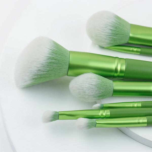Delicate Makeup Brush Antibacterial Bristles solid wooden handle cosmetic brushes