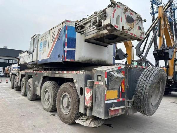 Crane de levage de 220 tonnes QAY350 Zoomlion Crane de camion d'occasion avec 4 puits en bon état