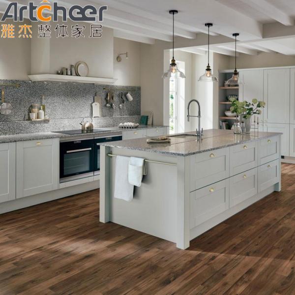 Прочный традиционный открытый кухонный остров с мраморным верхом и дизайном подвесных светильников