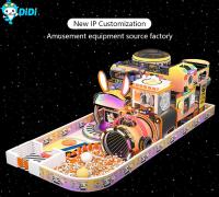 Equipamento de brinquedos para crianças com tema espacial