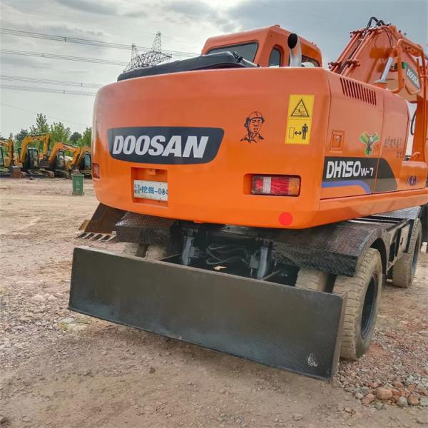 Excavadora de segunda mano Doosan DH150 con un peso de máquina de 15000 KG en el medio