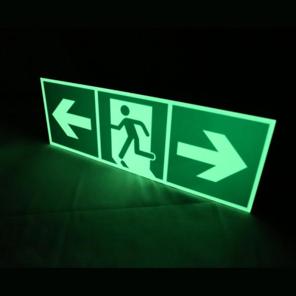 Signes fluorescents d'évacuation du feu d'hôtel de symboles d'évacuation de secours
