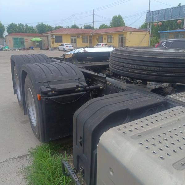 Shaanxi Automobile Delong 6X4 Diesel Tractor Truck Sales for Towing Semi Trailer Needs