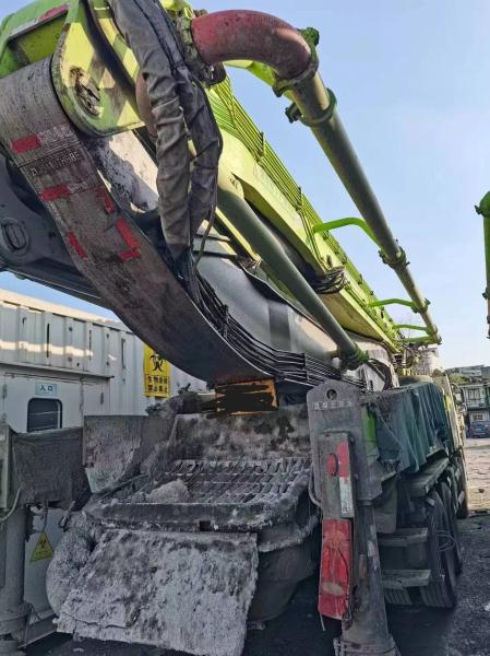 2018 Mercedes châssis Zoomlion pompe à béton avec 56m portée verticale installée