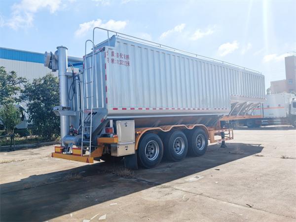 Camion-remorque de transport de poudre de fourrage pour animaux en vrac