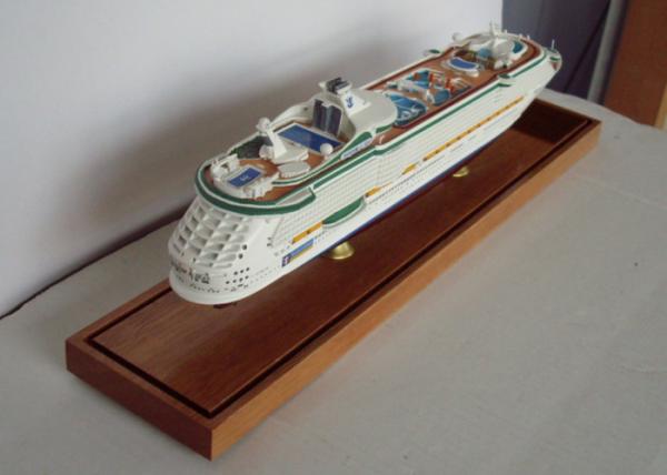 Scale 1:900 Outdoor Decoration Carnival freedom Cruise Ship Model With Alloy Diecast  Anchor Material