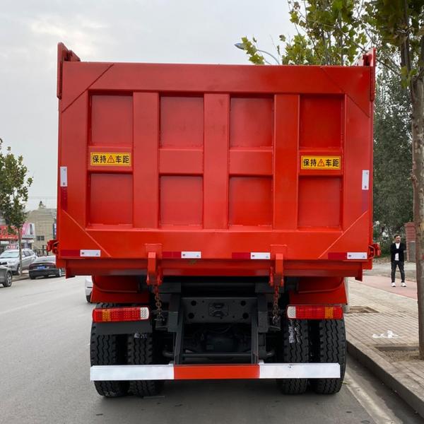 Установка на участке Howo A7 Dump Truck 6x4 с валовой массой транспортного средства 25-30 т