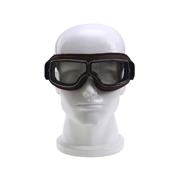 Взрослый Motocross участвуя в гонке изумленные взгляды изумленных взглядов ломкие ATV ехать