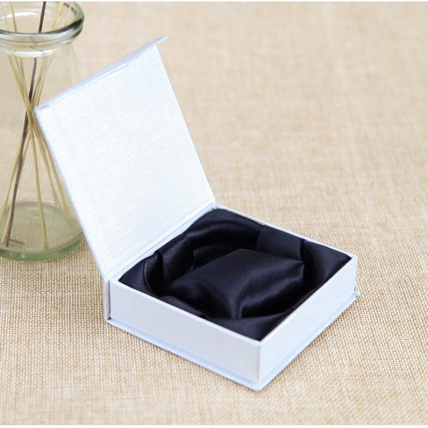 Обруч подарка картона серьги белый кладет изготовитель в коробку раковины