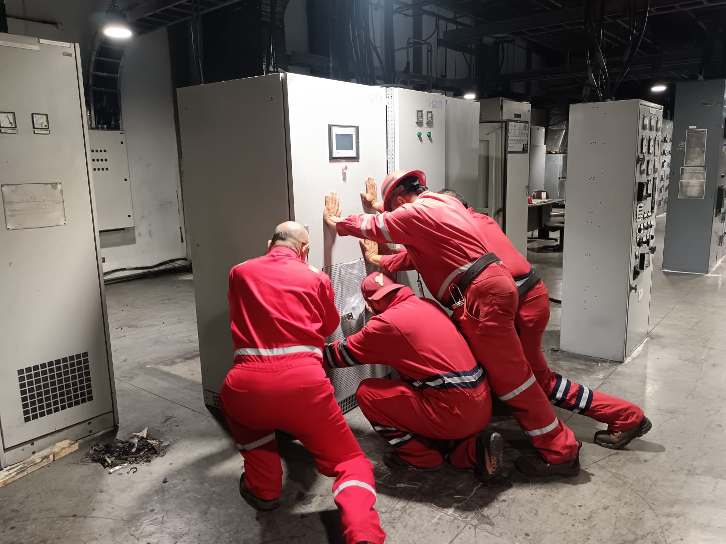 PE IND II 3/3P 220/384Vdc 10-800kVA В сети промышленный UPS эффективность охлаждения воздухом ≥93%