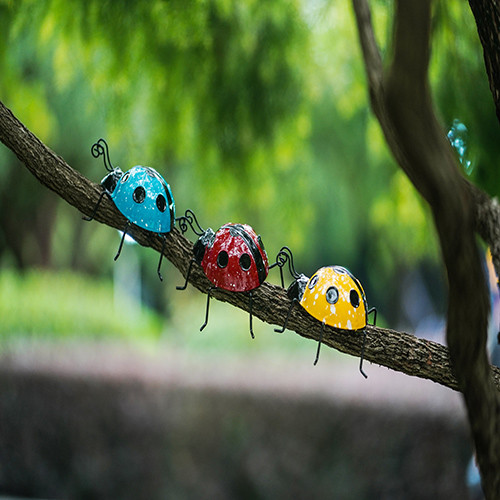 Сад металла орнаментирует металл производит голубое украшение дерева Ladybug