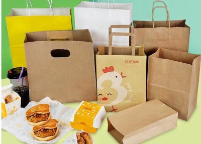 Alimento afastado ou presente inferior do quadrado da roupa que empacota o saco de papel de kraft