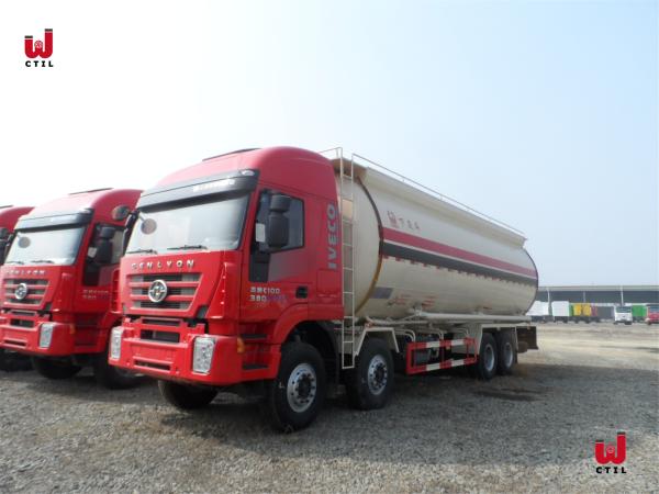 Petroleiro seco do cimento do caminhão 9.726l Bulker do cimento de HOWO 8X4 Bulker