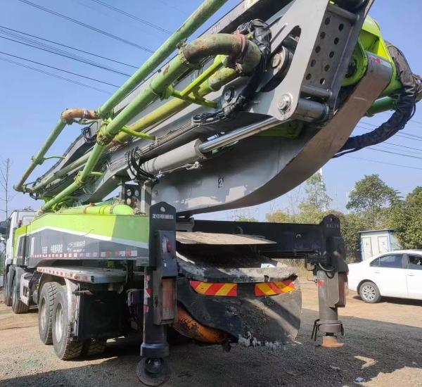 Condition stable et entretien de base pour les camions de pompage de béton usagés Zoomlion 56 m inventaire des camions de pompage