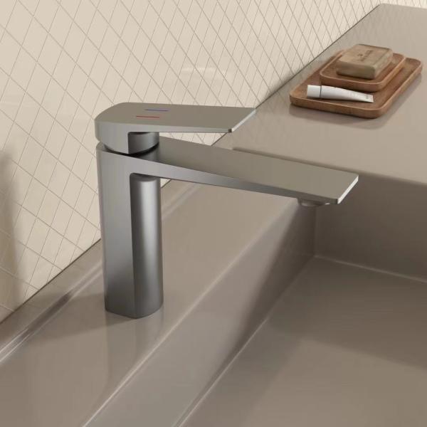 Lizhen-Hwa.Con Modern Chrome Brass Bathroom Hot and Cold Water Deck Mounted Basin Faucet Mixer Tap