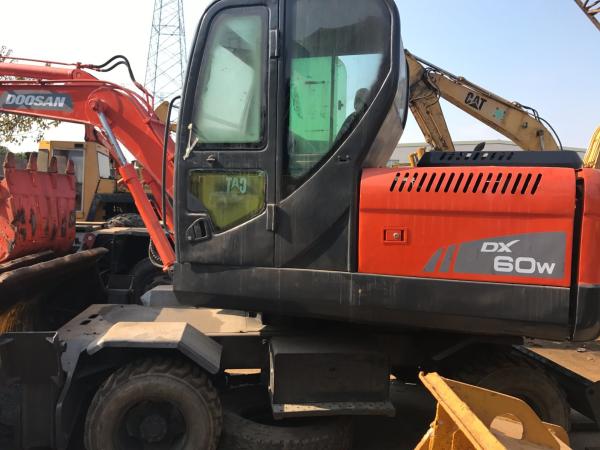                  High Effective 6 Ton Mini Wheel Excavator Doosan Dx60W for Sale, Used Doosan Popular Small Mobile Digger Dx60W Dx55W R60W R55W Hot Sales             