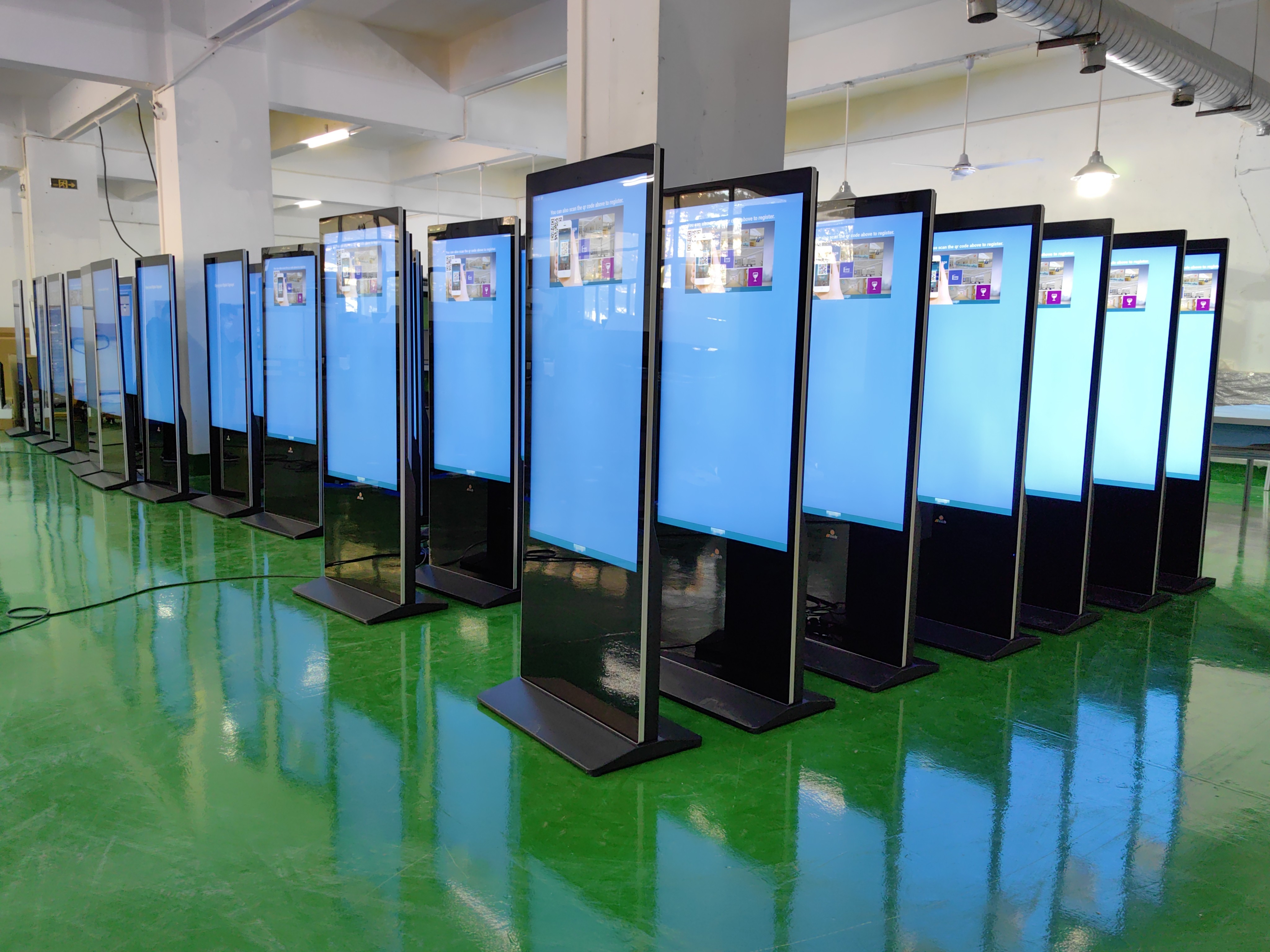 Iphone сформировало пол стоя LCD рекламируя киоск тотема Signage цифров