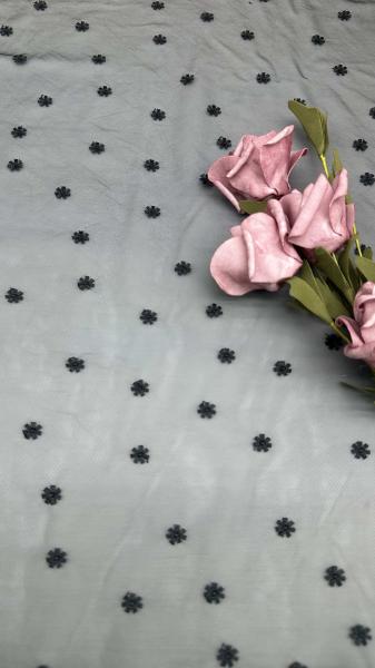 刺繍が施された、繊細なデザインのフロッキーメッシュレース