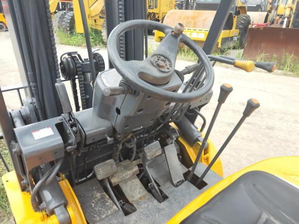                  Used Good Condition Low Price Koamtsu 3 Ton Forklift Truck Fd30 3 Stages Mast Hot Sale             