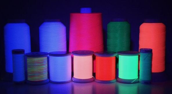 Пряжа розового светлого потока вышивки отражательного вязать используемая в сумках шляпы одежды